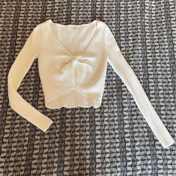 Abercrombie Cropped Cream Long Sleeve Twist Waist Sweater - Picture 6 of 6